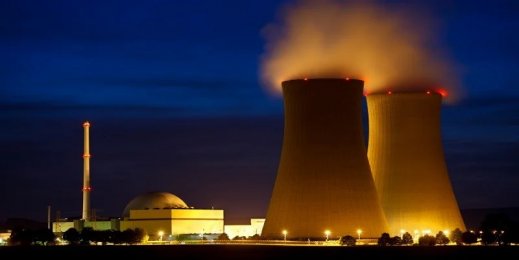 هزینه های سنگین برنامه هسته ای ایران/مقایسه قیمت برق خورشیدی با هسته ای